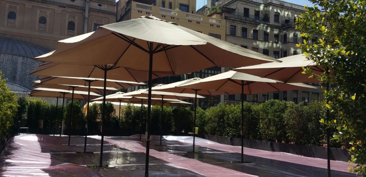 Alquiler y venta de parasoles y sombrillas para eventos | Eventop Carpas Barcelona