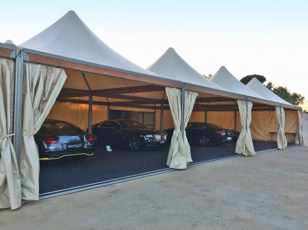 Carpas Eventop VIP para exposición de vehículos de alta gama.