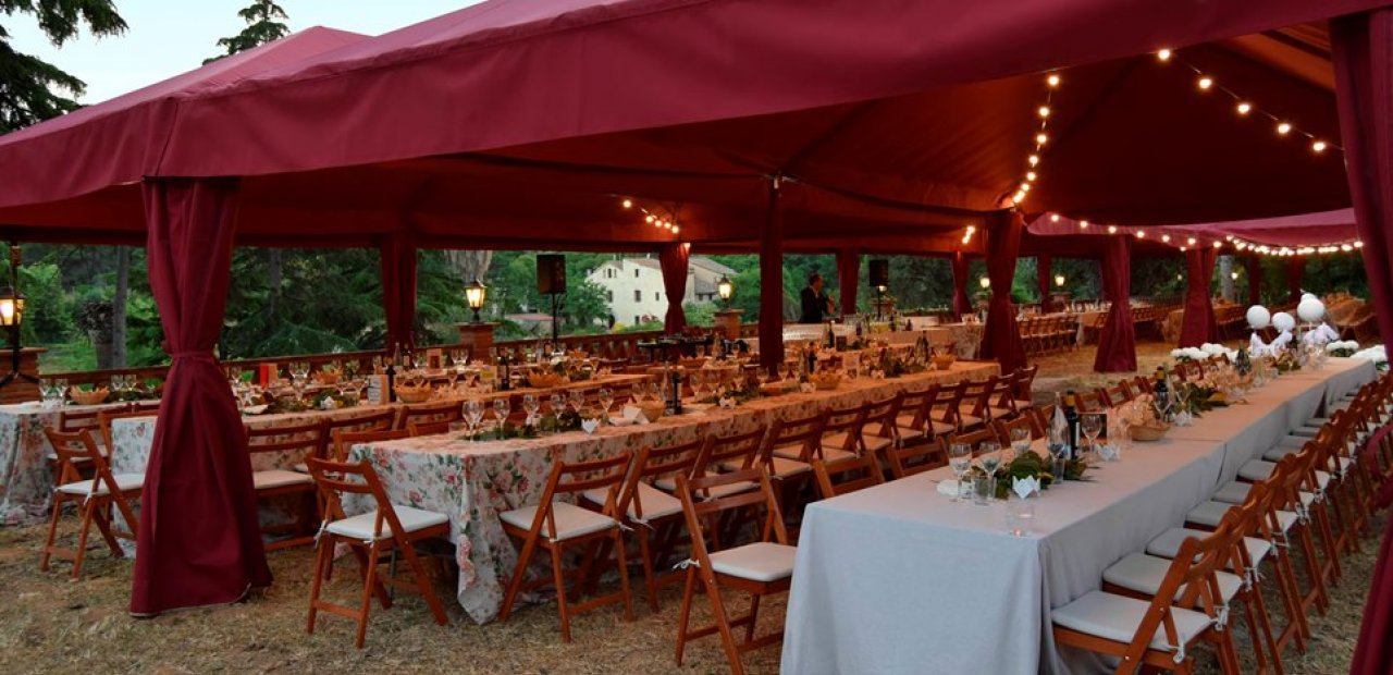 Cuantas personas caben en una carpa de 100 m2