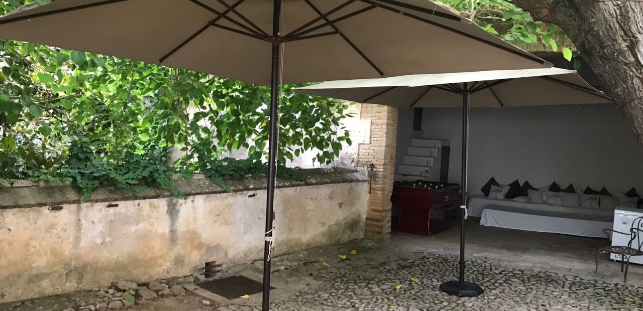 Alquiler y venta de parasoles y sombrillas para eventos | Eventop Carpas Barcelona