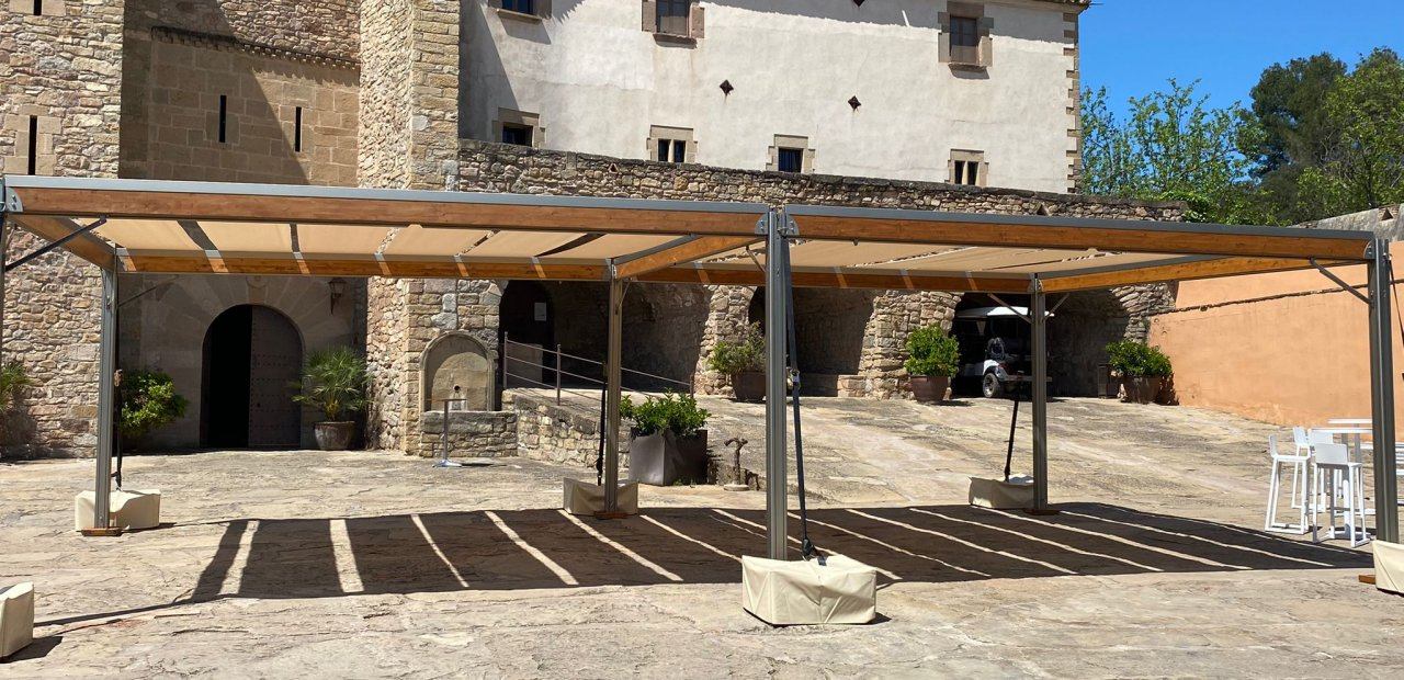 Espacios sombreados y frescos con carpas Shading y con parasoles de alquiler