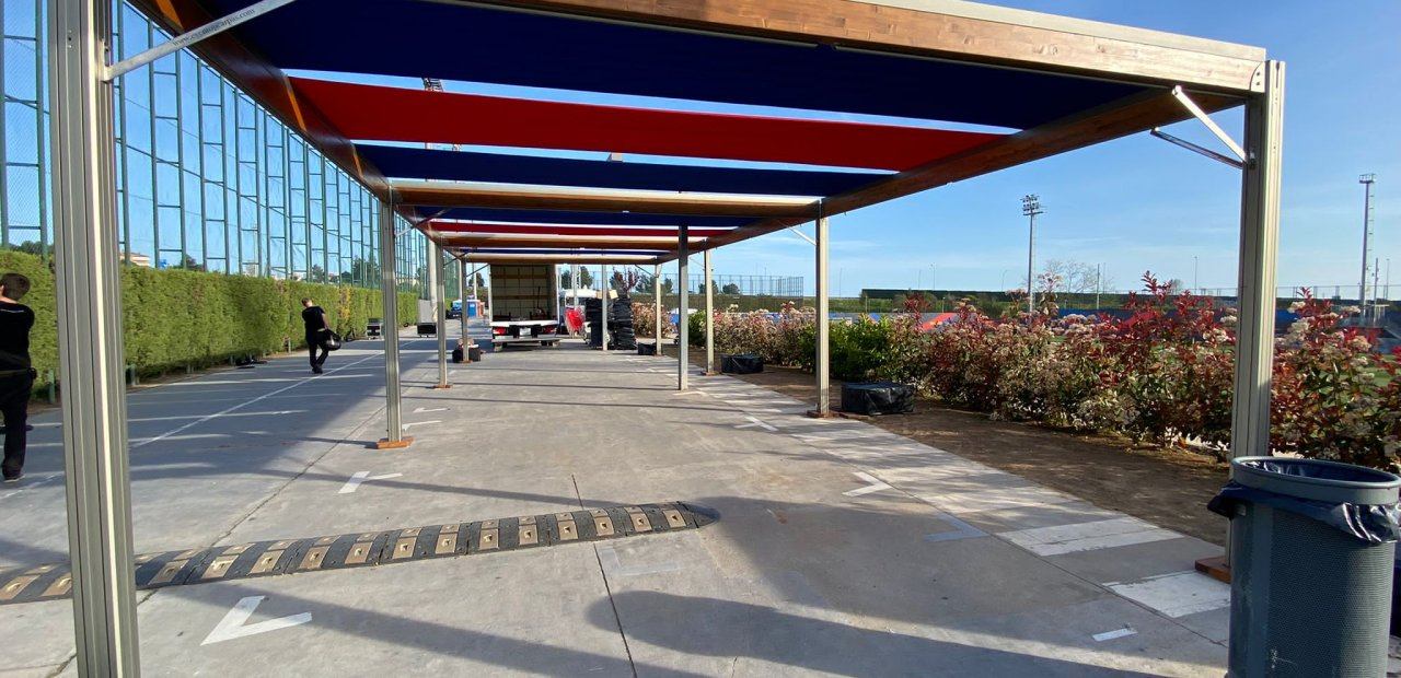 Espacios sombreados y frescos con carpas Shading y con parasoles de alquiler