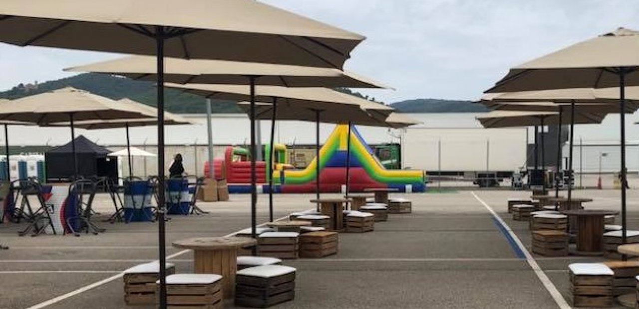 Espacios sombreados y frescos con carpas Shading y con parasoles de alquiler