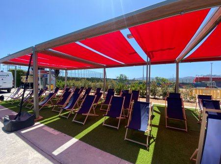 Espacios sombreados y frescos con carpas Shading y con parasoles de alquiler