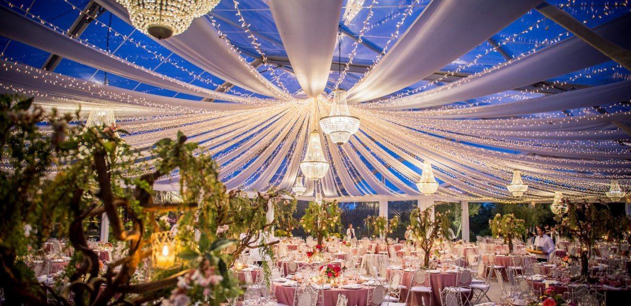 Ideas para crear sombra en tu boda al aire libre con estilo
