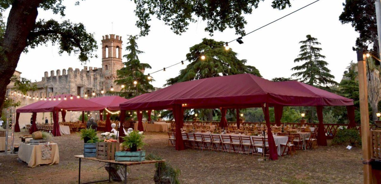 Tendencias 2025 en decoración de eventos con carpas, tarimas y parasoles