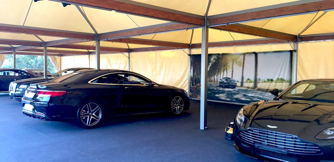 Carpas Eventop VIP para exposición de vehículos de alta gama.