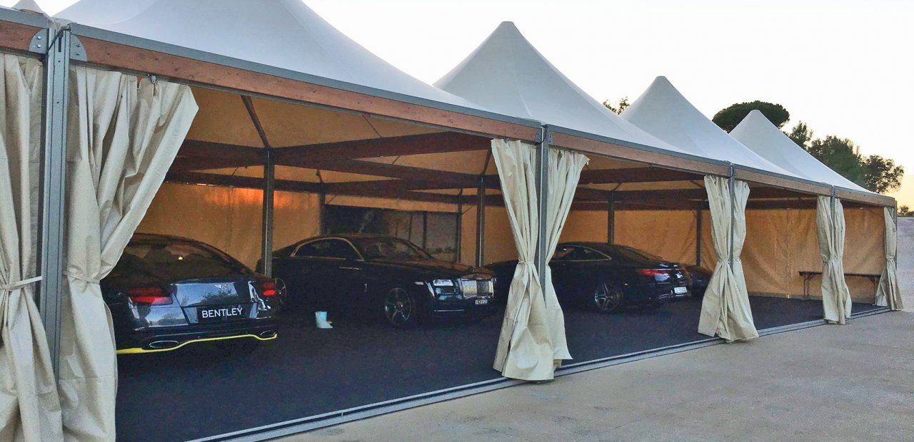 Carpas Eventop VIP para exposición de vehículos de alta gama.