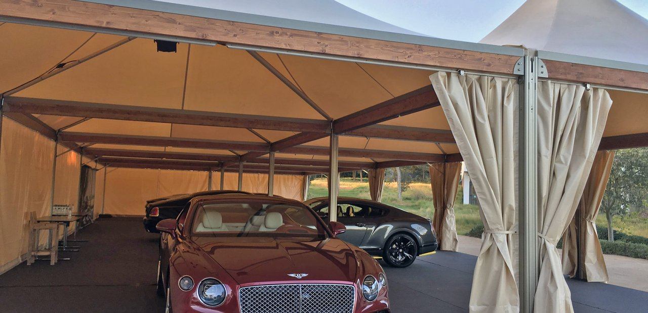 Carpas Eventop VIP para exposición de vehículos de alta gama.