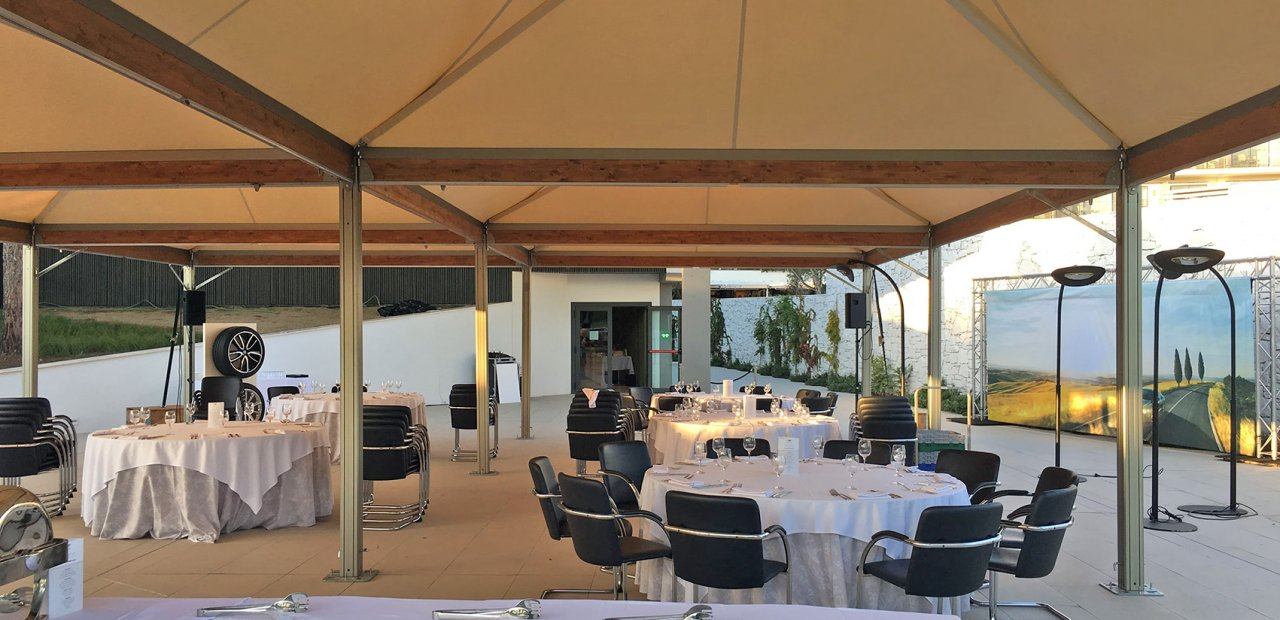 Carpas Eventop VIP para exposición de vehículos de alta gama.