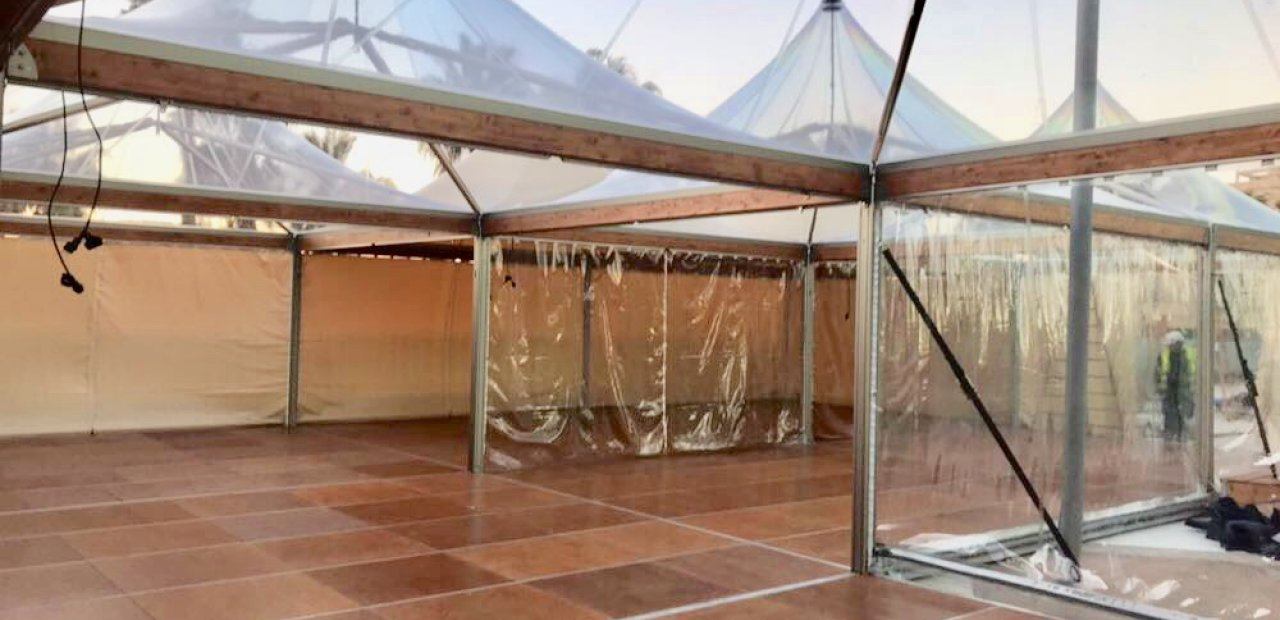 Carpas VIP con techos Transparentes en Evento de Moda