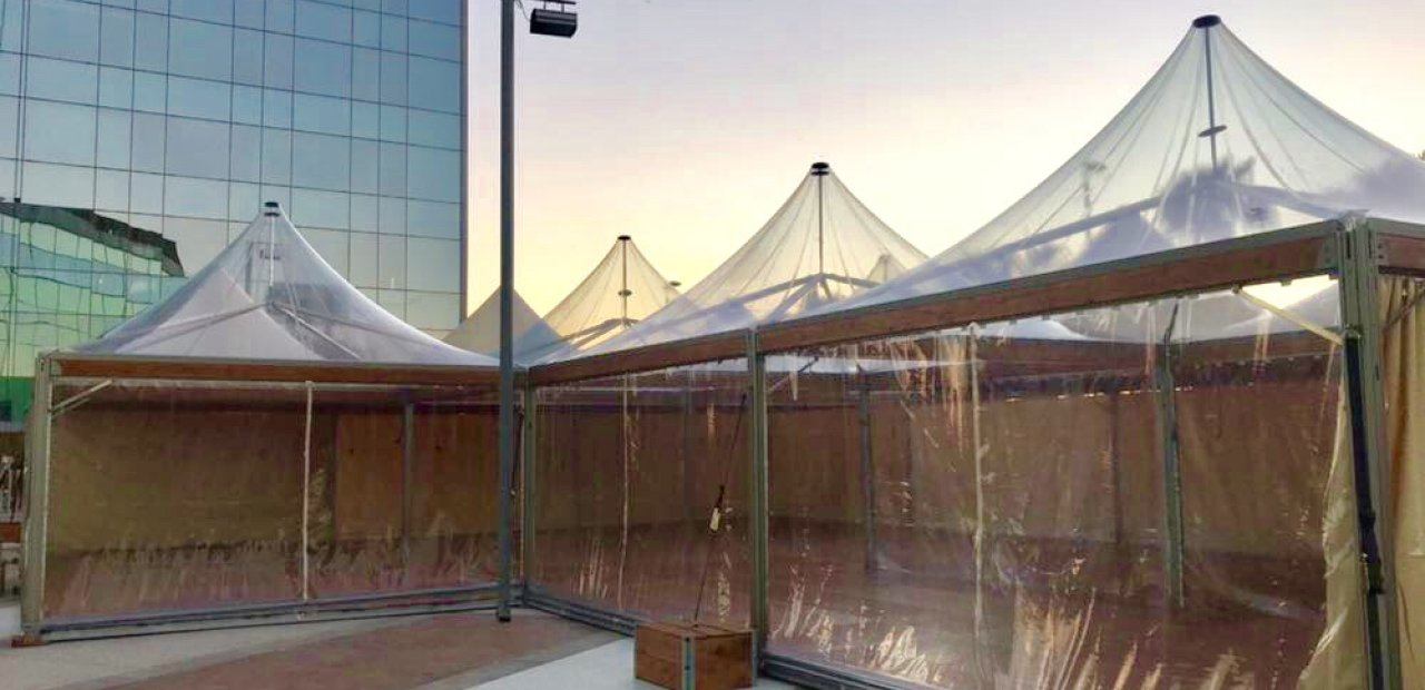 Carpas VIP con techos Transparentes en Evento de Moda